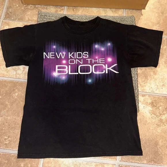 2011 NEW KIDS ON THE BLOCK concert short sleeve t-shirt size large no tag - Picture 2 of 3